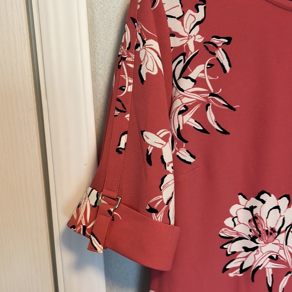 Coral dress with big white flowers, knee length dress, short sleeve dress - Picture 5 of 13